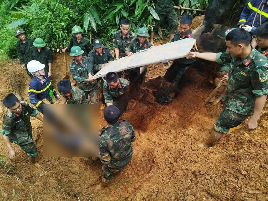 Quân đội tích cực tham gia tìm kiếm nạn nhân vụ sạt lở đất đá tại Hà Giang

